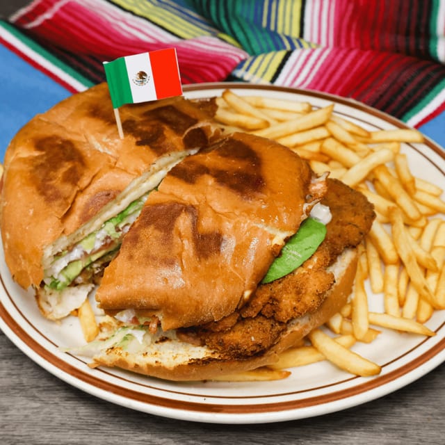Milaneza De Pollo Torta | Breaded Chicken.